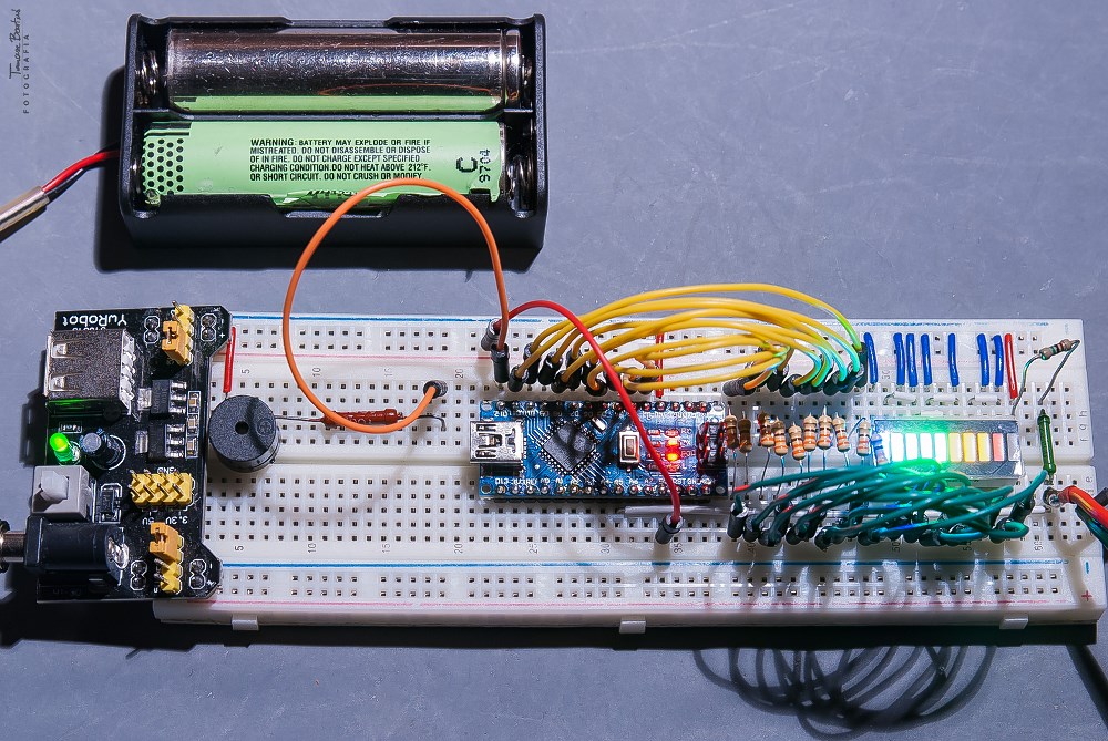 Układ detektora pola elektromagetycznego