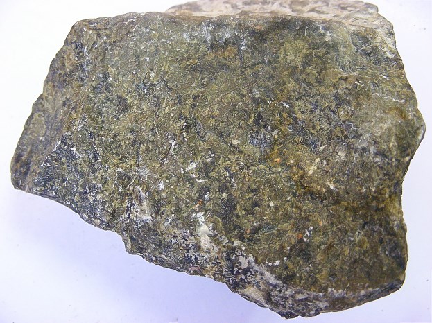 Serpentynit z antygorytem (zielonkawe) i reliktami oliwinów (czarne)