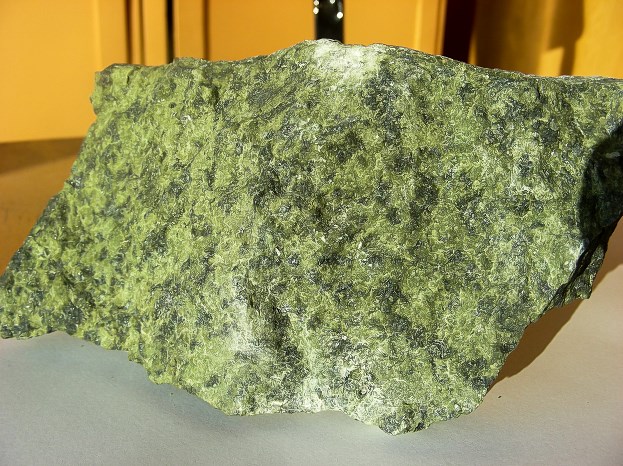 Serpentynit z antygorytem (jasnozielony) i reliktami oliwinów (ciemnozielone), Szklary